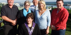 Gansbaai Lionsklub se 2015/2016 ampsdraers, met voor (Lion President) Ina Ogilvie en agter vlnr Boats van Staden, Christa de Vries, Arend van Zyl en Johanna en Jan le Roux